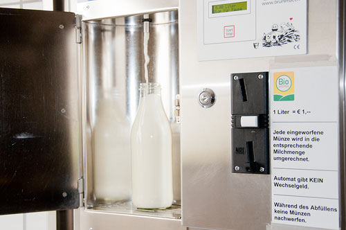 Milch abfüllen Milchautomat Erentrudishof